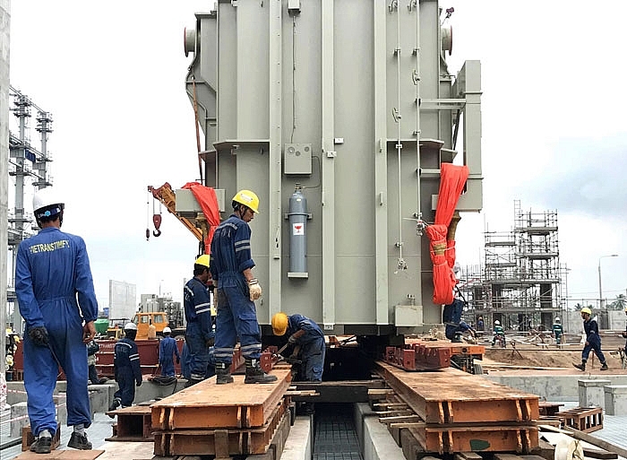 Dấu ấn quan trọng trong đảm bảo an ninh năng lượng vùng đồng bằng Sông Cửu Long Lắp đặt máy biến áp chính của Tổ máy số 2 - Nhà máy Nhiệt điện Sông Hậu 1