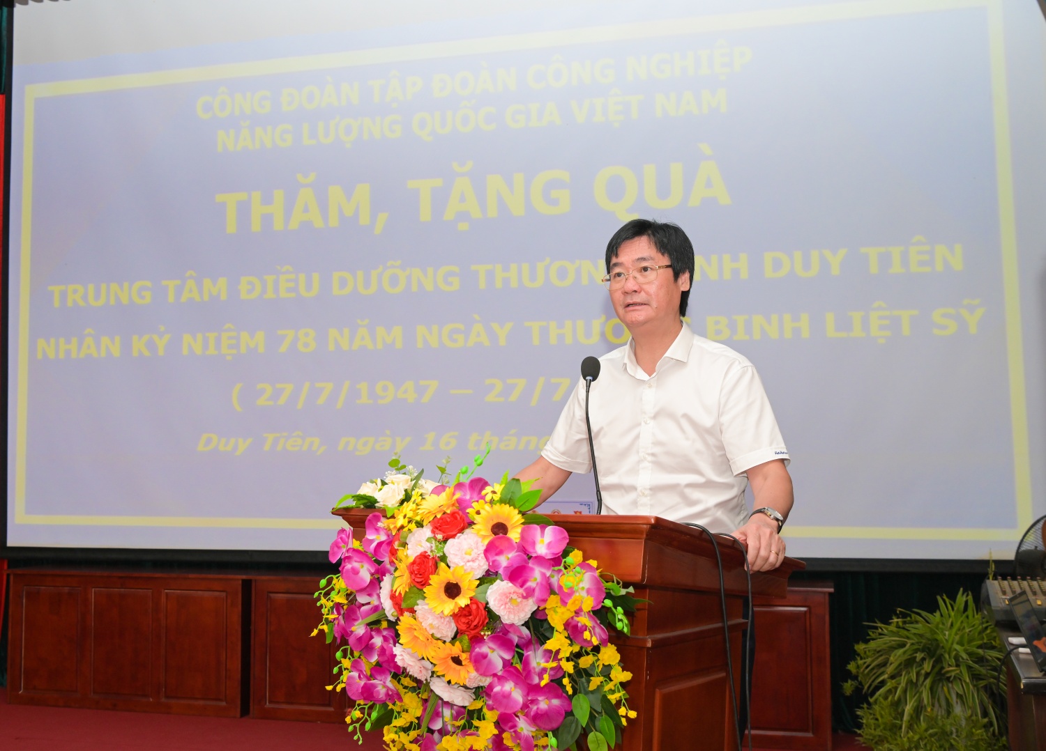 Đồng chí Nguyễn Mạnh Kha - Ủy viên Ban Chấp hành Tổng Liên đoàn Lao động Việt Nam, Phó Chủ tịch thường trực Công đoàn Petrovietnam gửi lời tri ân đến các thương, bệnh binh tại Trung tâm Điều dưỡng thương binh Duy Tiên