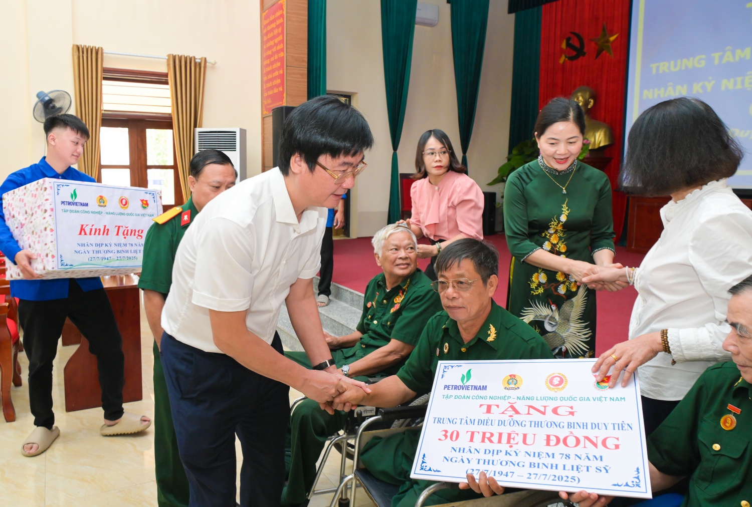 Đồng chí Nguyễn Mạnh Kha trao hỗ trợ cho các thương, bệnh binh tại trung tâm