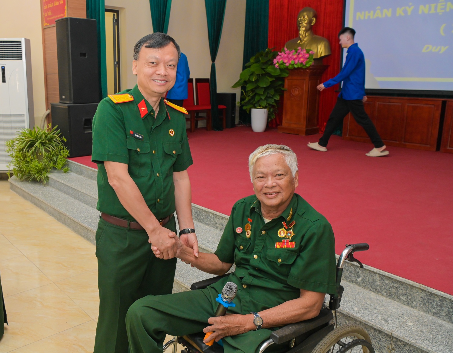 Đồng chí Lê Quang Toán thăm hỏi, động viên các thương, bệnh binh