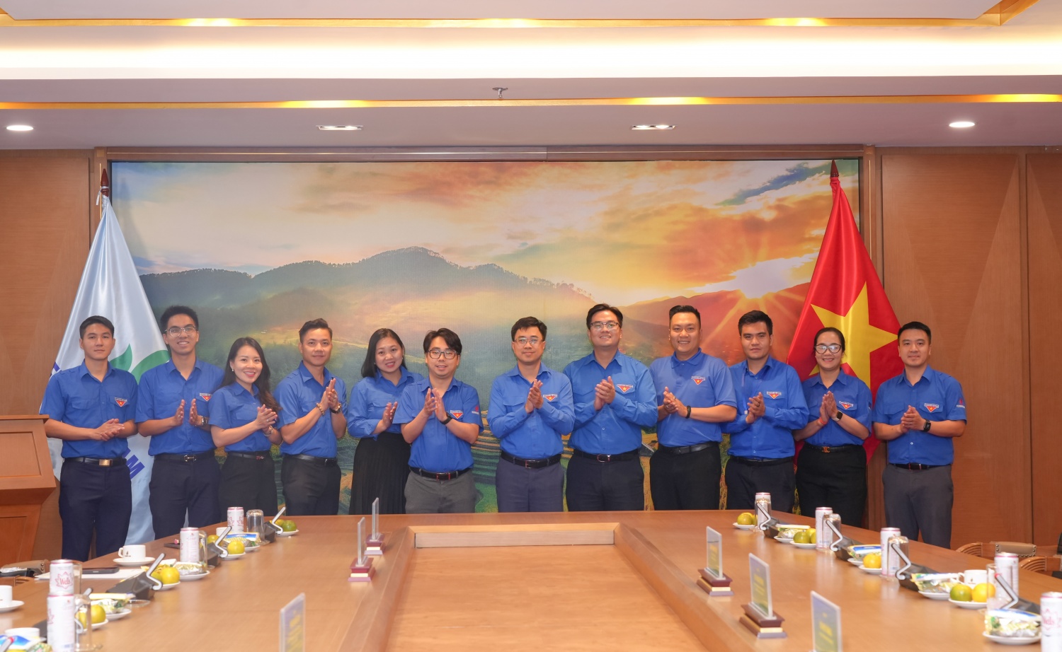 Các đại biểu tham dự buổi làm việc