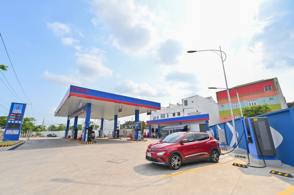 PVOIL đã bắt tay cùng VinFast/ V-Green triển khai lắp đặt trạm sạc điện tại các CHXD