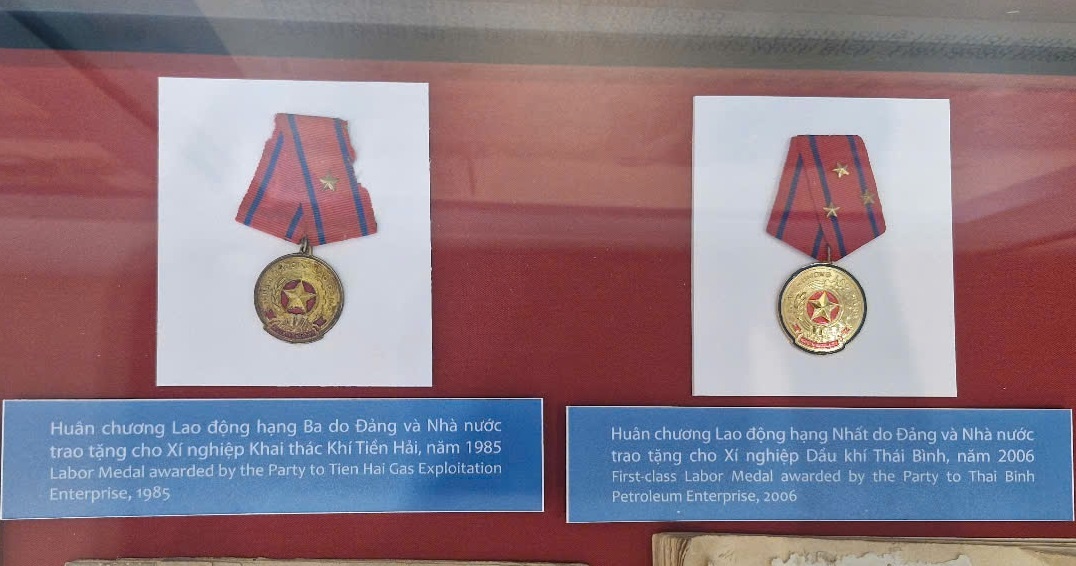 Không gian lưu niệm trưng bày nhiều huân chương cao quý, trong đó có Huân chương Lao động hạng Ba (năm 1985) do Đảng và Nhà nước trao tặng cho Xí nghiệp Khai thác khí Tiền Hải.