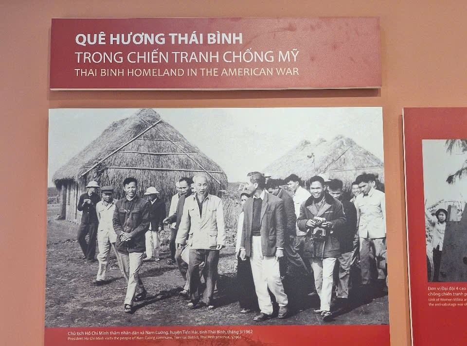 Bác Hồ về thăm nhân dân xã Nam Cường, huyện Tiền Hải vào tháng 3/1962.