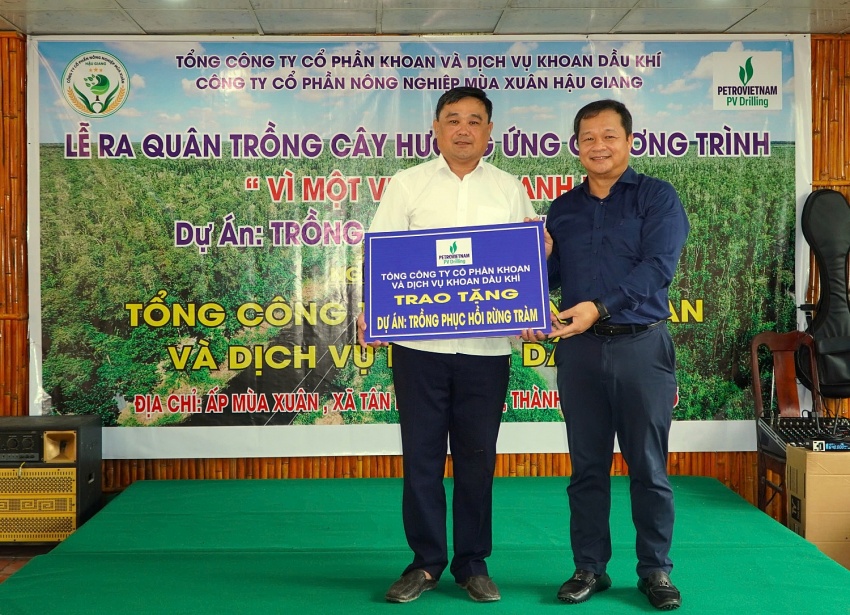 Chủ tịch HĐQT PV Drilling Mai Thế Toàn trao tặng Dự án trồng phục hồi rừng tràm cho đại diện Công ty Cổ phần Nông nghiệp Mùa Xuân Hậu Giang