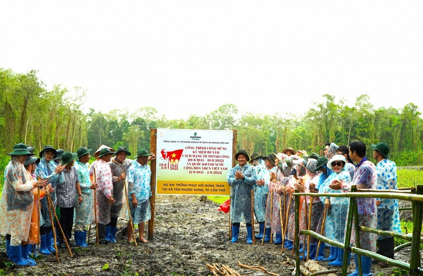 Đại diện Petrovietnam, PV Drilling và chính quyền địa phương thực hiện nghi thức gắn biển công trình