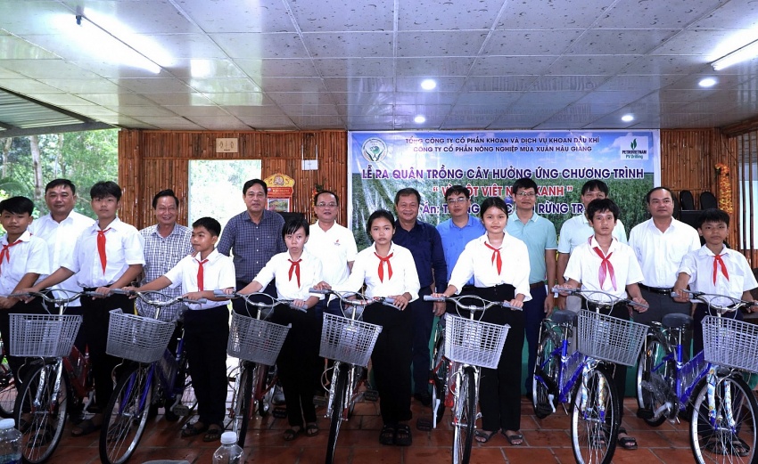 Trao tặng xe đạp cho học sinh có hoàn cảnh gia đình khó khăn tại địa phương 