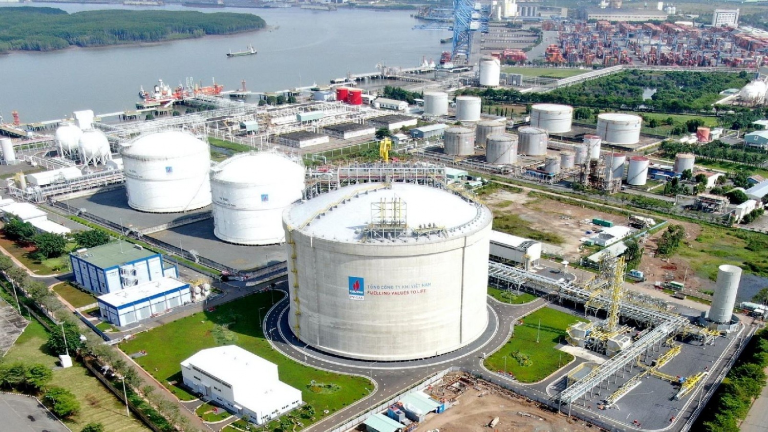 LNG và điện gió ngoài khơi thường có quy mô lớn, đòi hỏi nguồn vốn đầu tư ban đầu rất cao (Ảnh: Kho cảng LNG Thị Vải của PV GAS)