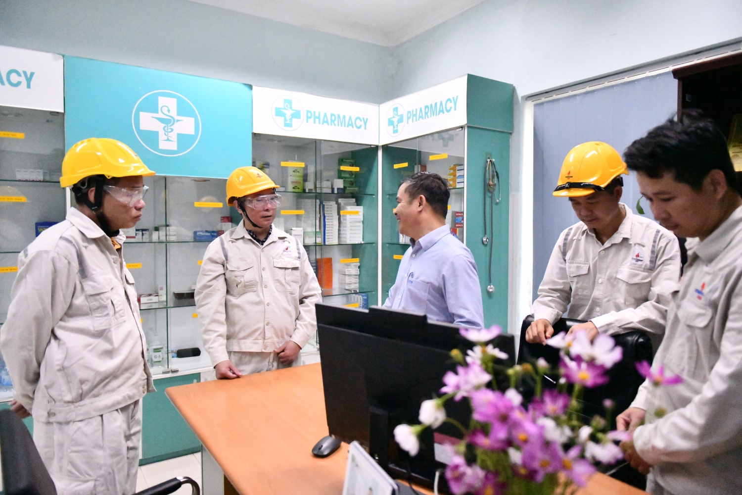 Đoàn công tác Petrovietnam kiểm tra thiết bị, dụng cụ y tế tại Trạm Y tế của BSR.