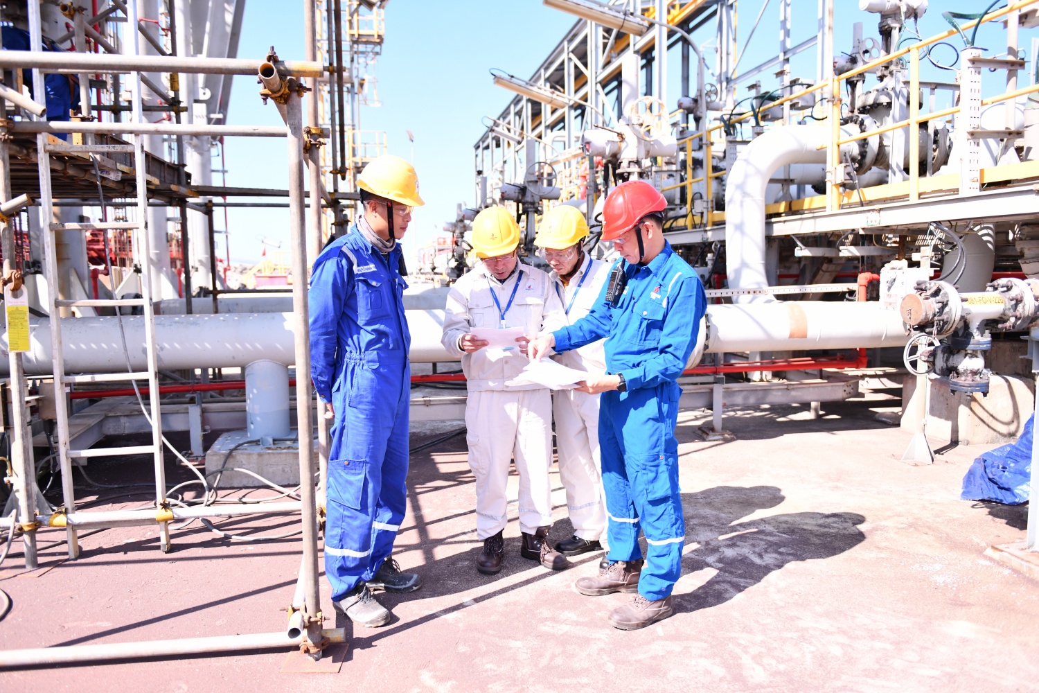 Công tác giám sát người lao động và thực hiện quy trình giấy phép làm việc cho nhà thầu tại cảng xuất sản phẩm NMLD Dung Quất được đoàn công tác thuộc Petrovietnam kiểm tra, đảm bảo theo các quy định.