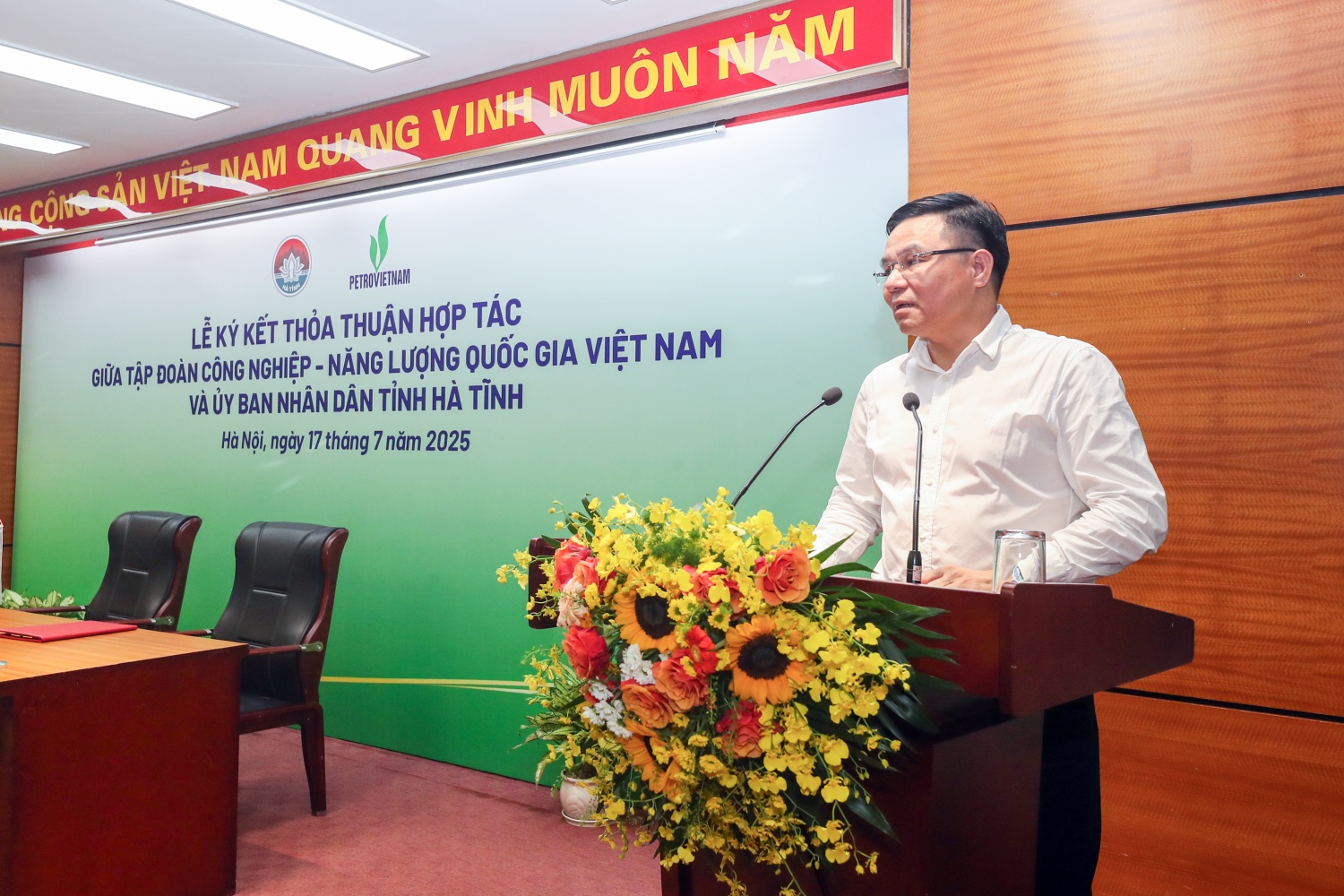 Chủ tịch HĐTV Petrovietnam Lê Mạnh Hùng cảm ơn sự hỗ trợ, tạo điều kiện, ủng hộ sâu sắc từ các cấp lãnh đạo và nhân dân tỉnh Hà Tĩnh giúp Petrovietnam thực hiện và hoàn thành tốt các nhiệm vụ được giao