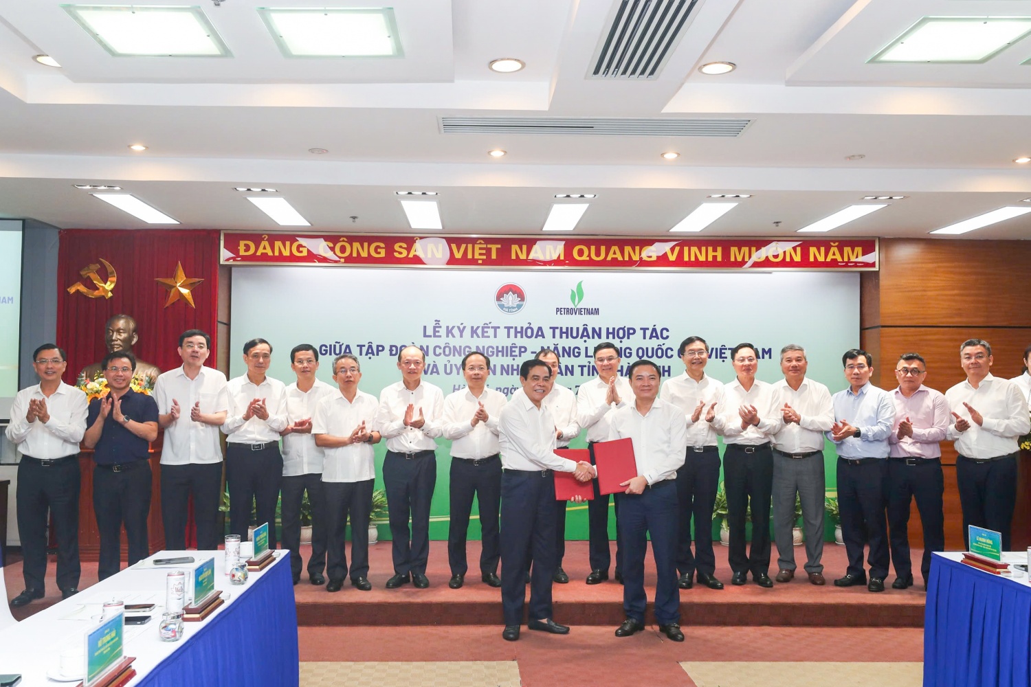 Tổng Giám đốc Petrovietnam Lê Ngọc Sơn và Chủ tịch UBND tỉnh Hà Tĩnh Võ Trọng Hải ký kết thỏa thuận hợp tác