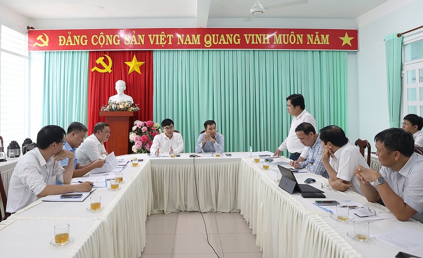 Phó Tổng giám đốc EVNNPT kiêm Giám đốc SPMB Trương Hữu Thành báo cáo và nêu những khó khăn vướng mắc tại buổi làm việc