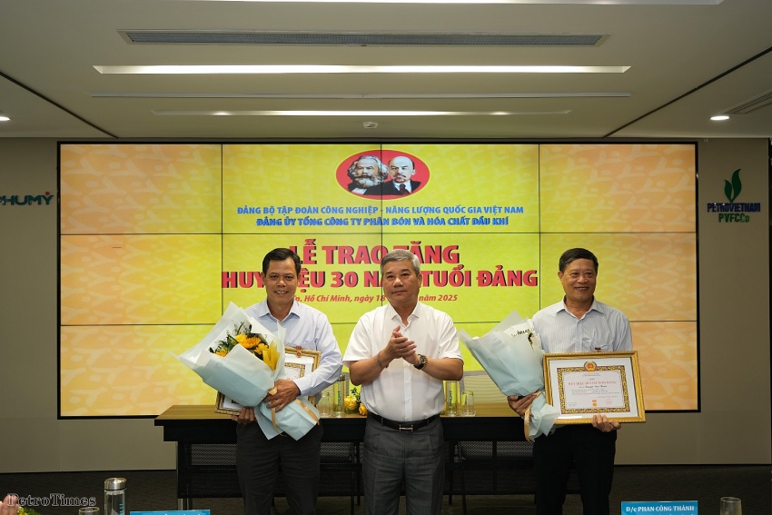 Đồng chí Đỗ Chí Thanh - Phó Tổng Giám đốc Petrovietnam trao huy hiệu 30 năm tuổi Đảng đợt 19/5/2025 cho các đồng chí Trần Đắc Lực và đồng chí Nguyễn Văn Huấn của PVFCCo.