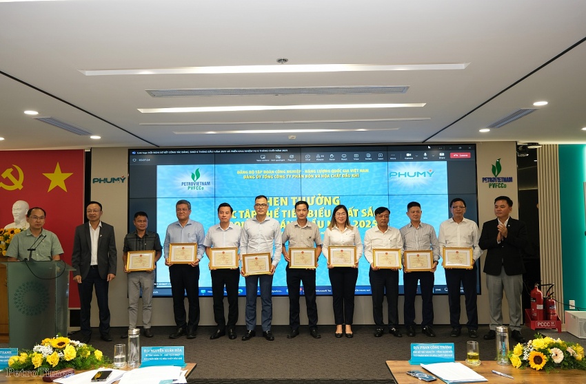 Lãnh đạo PVFCCo trao khen thưởng cho các tập thể, đơn vị hoàn thành xuất sắc nhiệm vụ 6 tháng đầu năm 2025.