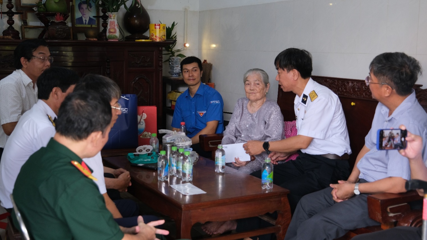 Đoàn thăm và tặng quà Mẹ Việt Nam anh hùng Trần Thị Lưỡng