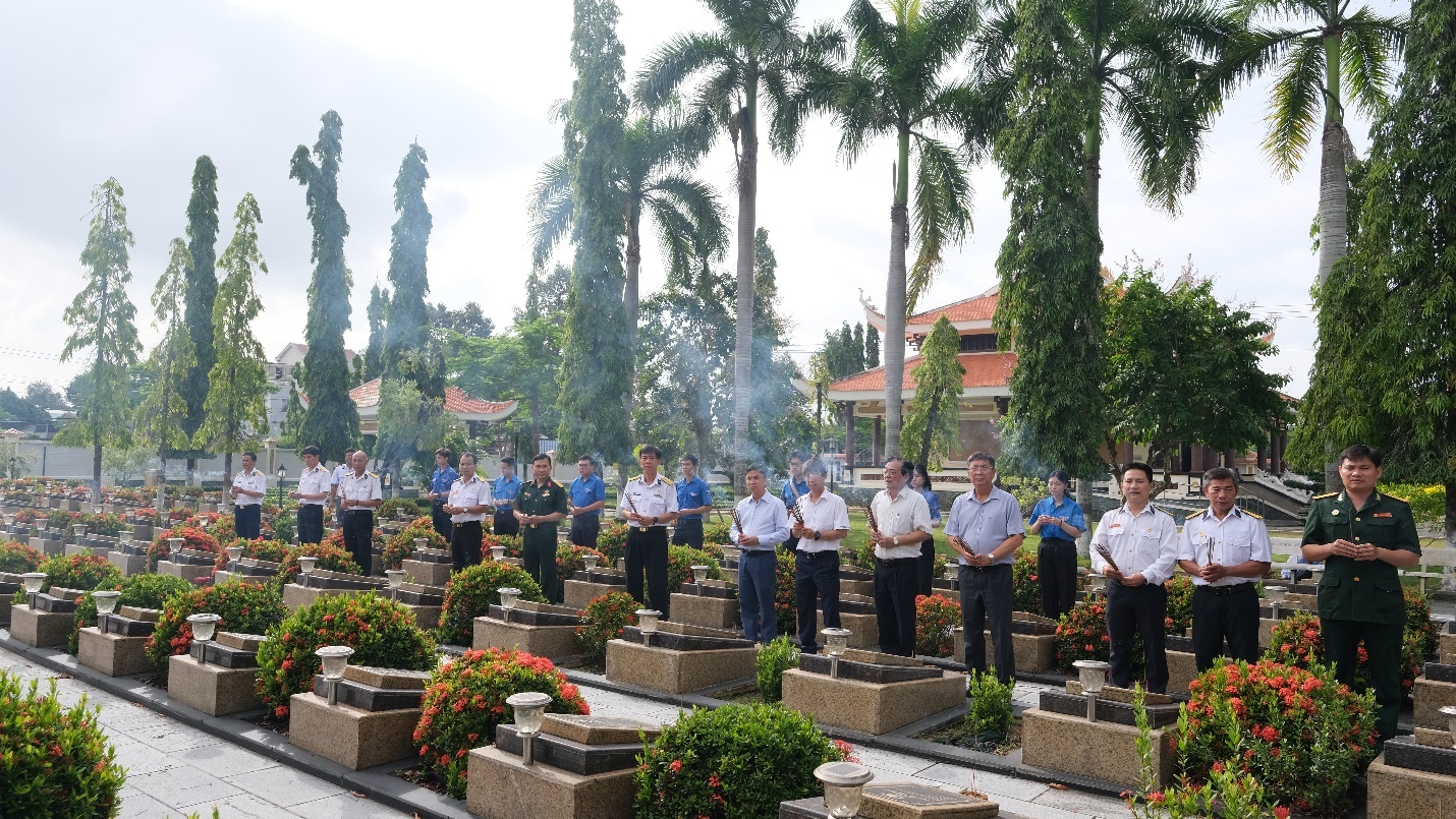 Đoàn dâng hương tại Nghĩa trang Liệt sĩ phường Bà Rịa, TP Hồ Chí Minh
