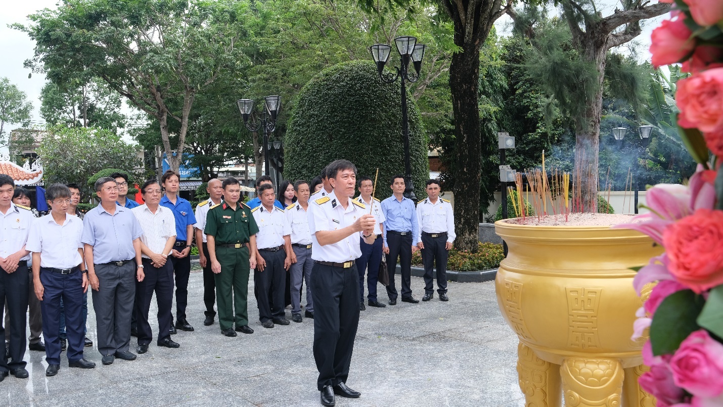 Đoàn dâng hương tại tượng đài Anh hùng Võ Thị Sáu