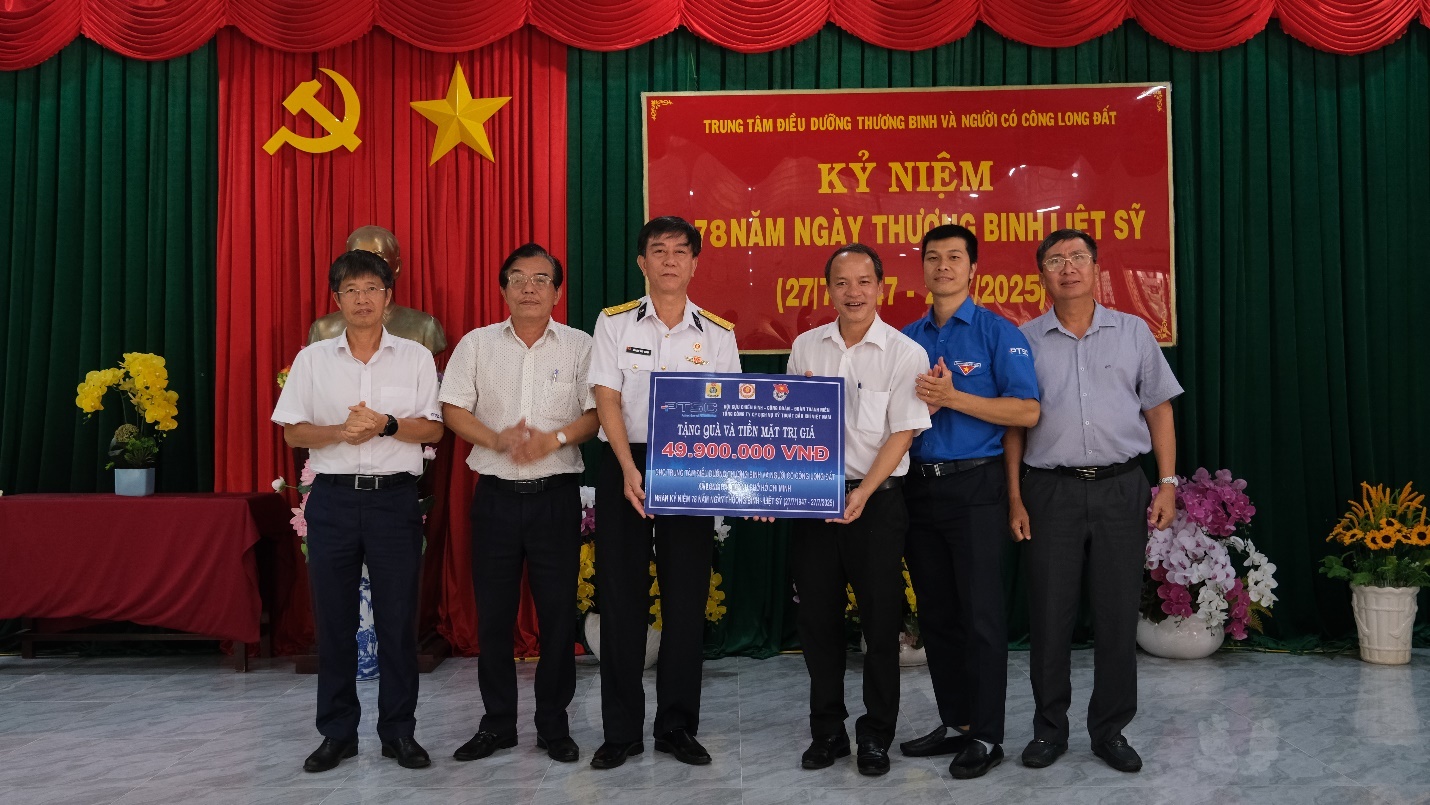Đoàn thăm và tặng quà tại Trung tâm Điều dưỡng Thương binh và Người có công Long Đất