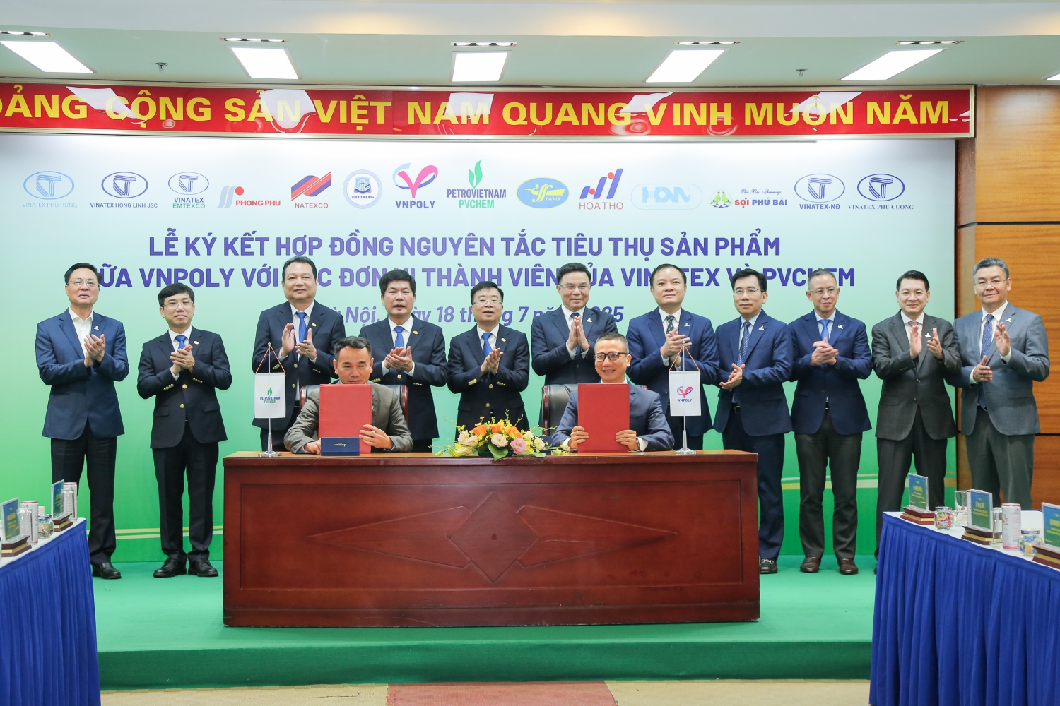 Tổng Giám đốc PVChem Dương Trí Hội và Tổng Giám đốc VNPOLY Trần Huy Thư đại diện hai đơn vị ký kết hợp tác