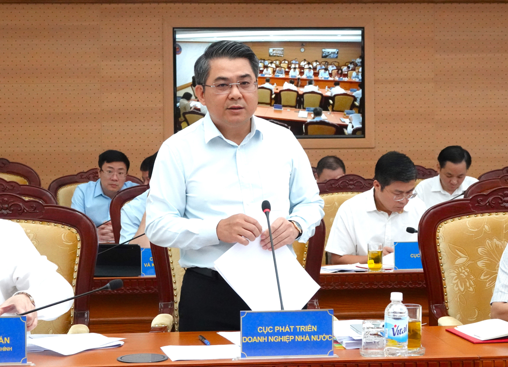 Ông Phùng Quốc Chí, Cục trưởng Cục Phát triển doanh nghiệp Nhà nước trình bày báo cáo sơ kết Hội nghị