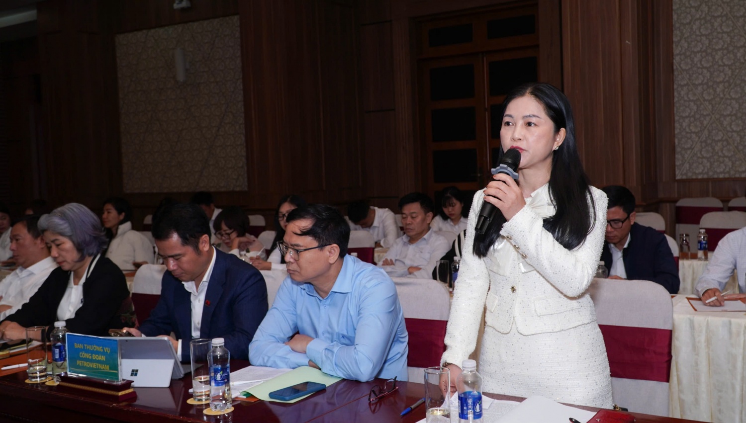 Bà Lương Thị Hồng Nhung - Ủy viên BTV, Trưởng ban Nghiệp vụ Công đoàn Petrovietnam phát biểu tại hội nghị.