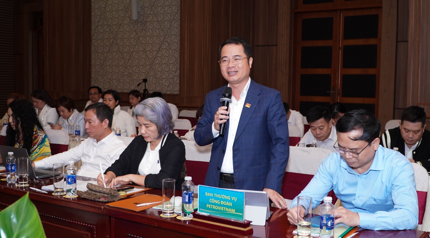 Ông Hoàng Phúc Long – Uỷ viên BTV Công đoàn Petrovietnam, Chủ tịch Công đoàn Liên doanh Việt - Nga Vietsovpetro phát biểu tại hội nghị.