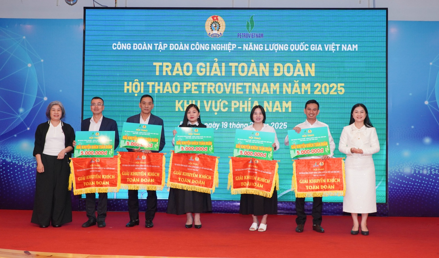 Trong khuôn khổ Hội nghị sơ kết, BTC đã trao giải cho các đoàn VĐV đạt thành tích tại Hội thao 2025 khu vực phía Nam.			