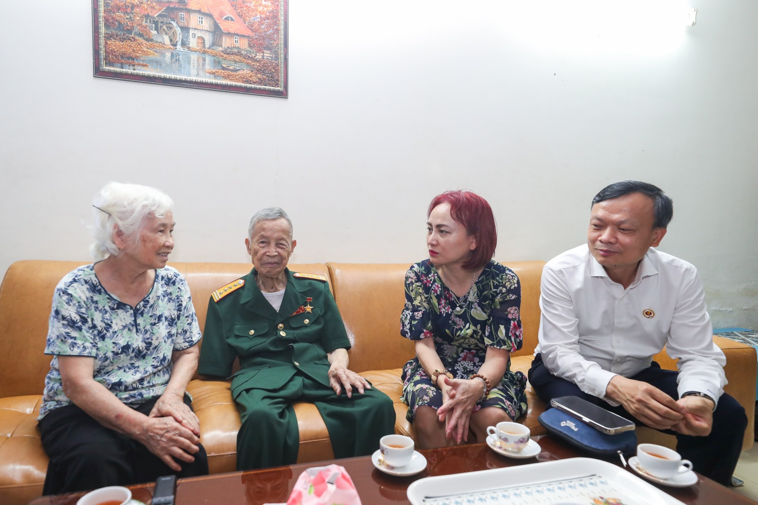 Đoàn công tác Petrovietnam bày tỏ sự cảm kích sâu sắc và lòng tri ân đối với những hy sinh, đóng góp to lớn của Anh hùng LLVT nhân dân La Văn Cầu vì sự nghiệp giải phóng dân tộc.