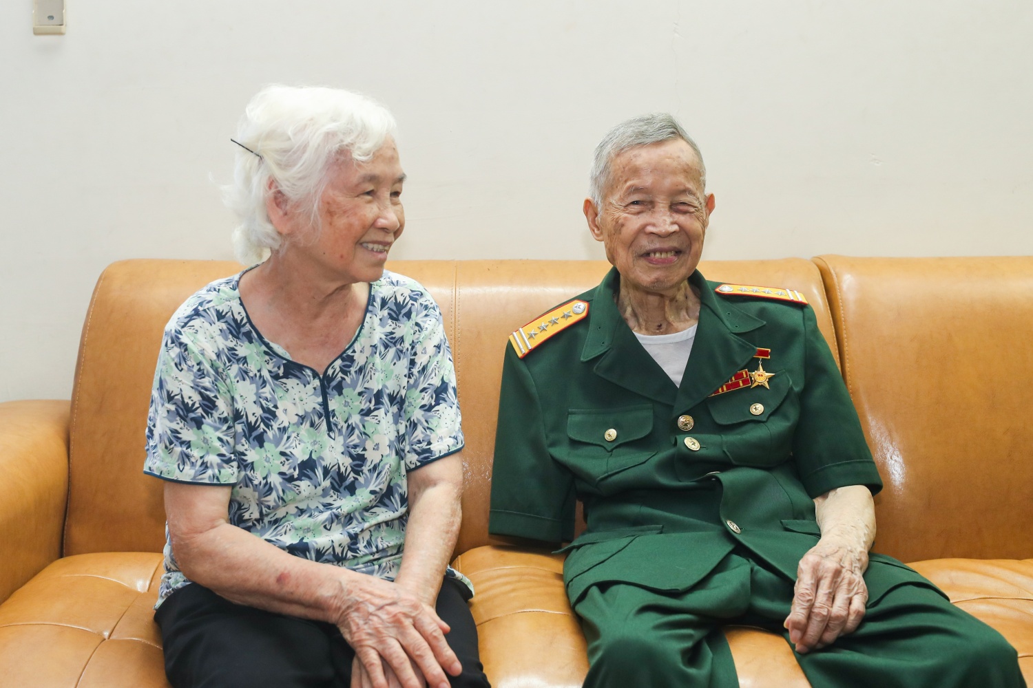 Vợ chồng Anh hùng LLVT nhân dân La Văn Cầu xúc động bày tỏ niềm hạnh phúc khi luôn nhận được sự quan tâm ân cần từ các cấp, các ngành.