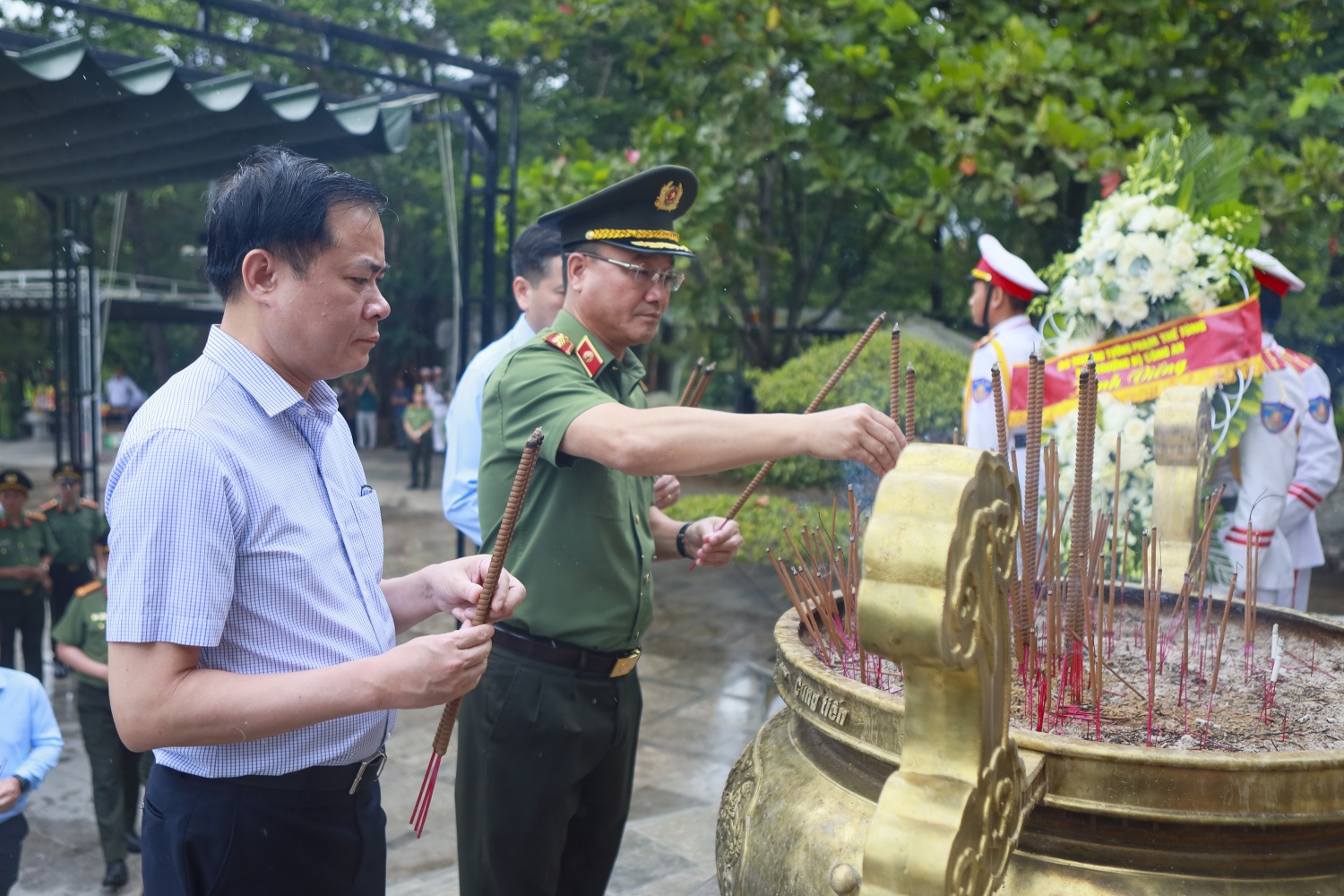 Thượng tướng Phạm Thế Tùng - Thứ trưởng Bộ Công an và đồng chí Lê Ngọc Sơn Tổng Giám đốc Petrovietnam thắp hương tri ân các anh hùng liệt sỹ đã anh dũng hy sinh cho sự nghiệp bảo vệ Tổ quốc.