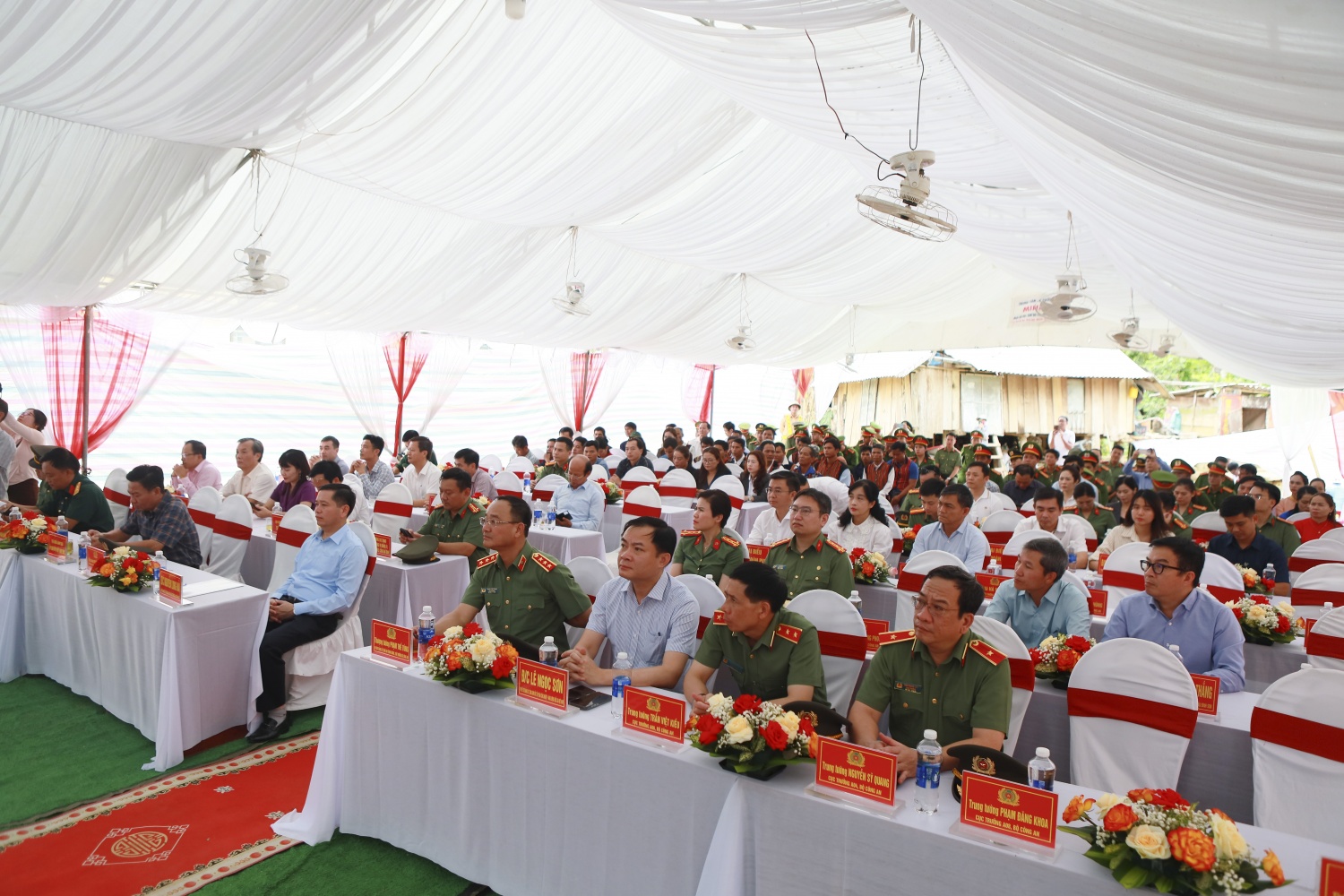 Các đại biểu tham dự Lễ khánh thành và bàn giao 1.143 căn nhà cho các hộ gia đình khó khăn của 2 huyện Hướng Hóa và Đakrông, tỉnh Quảng Trị.