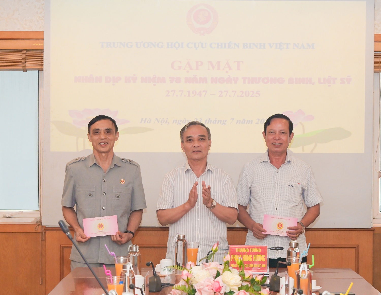 Thượng tướng Phạm Hồng Hương trao quà cho các đồng chí là thương binh, con liệt sĩ đang công tác tại Trung ương Hội CCB Việt Nam.
