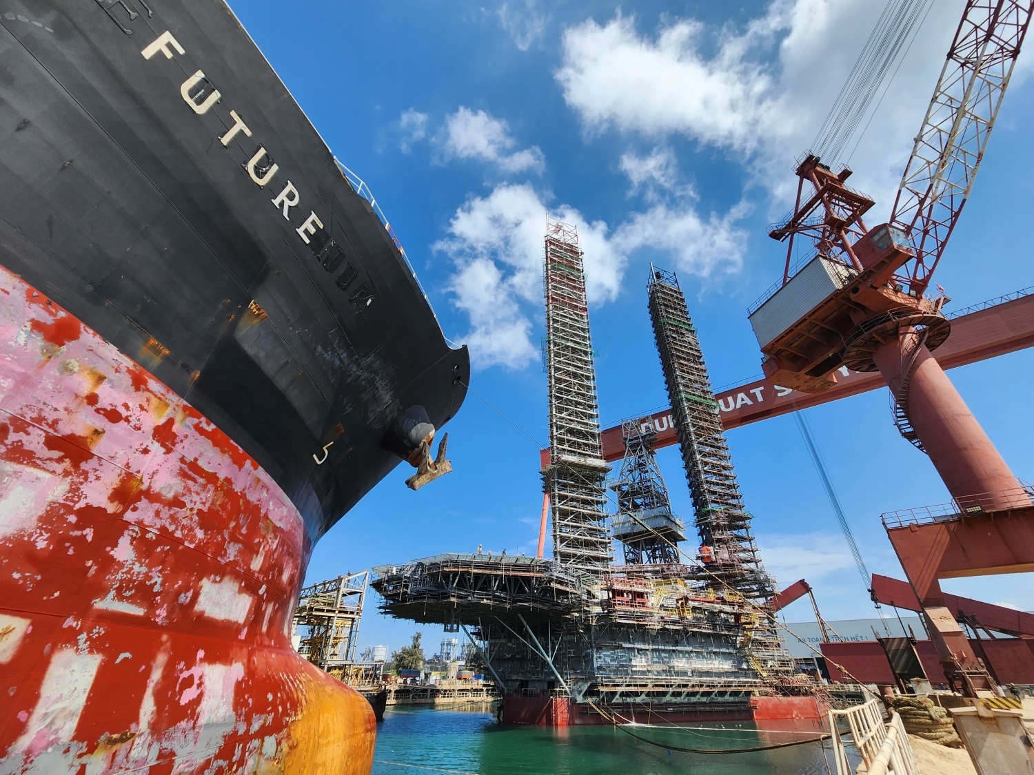 Giàn Tam Đảo 02 và tàu Future được sửa chữa cùng 1 lúc tại dock tàu PVSM đầu năm 2025.