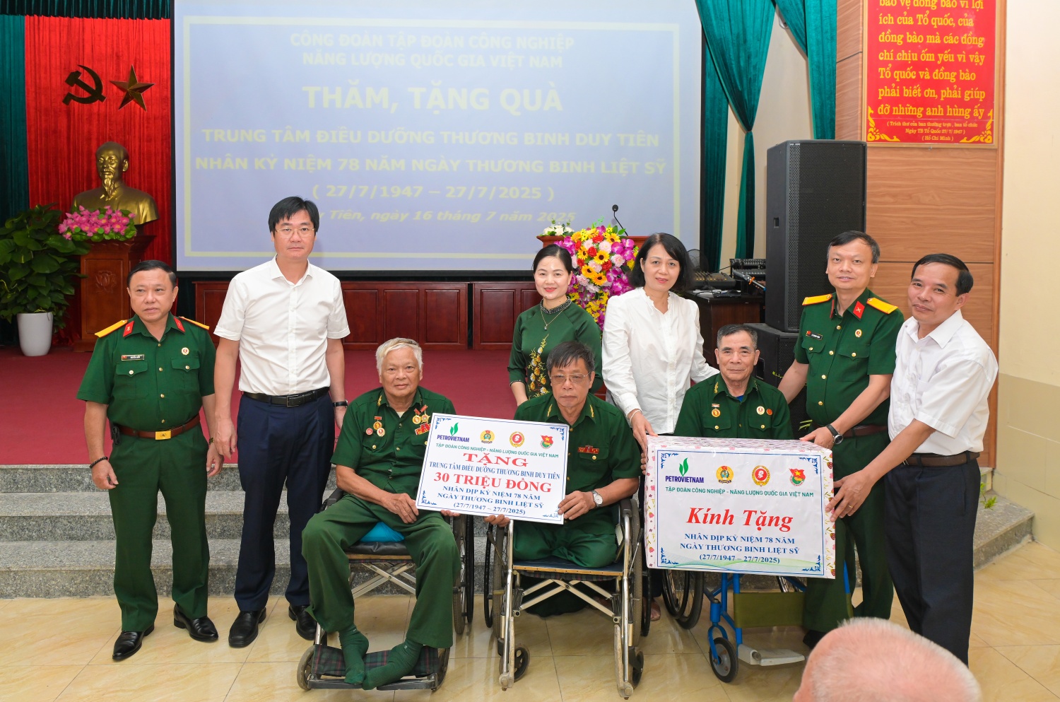 Công đoàn và Hội CCB Petrovietnam tặng quà và trao hỗ trợ cho các thương, bệnh binh tại Trung tâm Điều dưỡng thương binh Duy Tiên, Ninh Bình