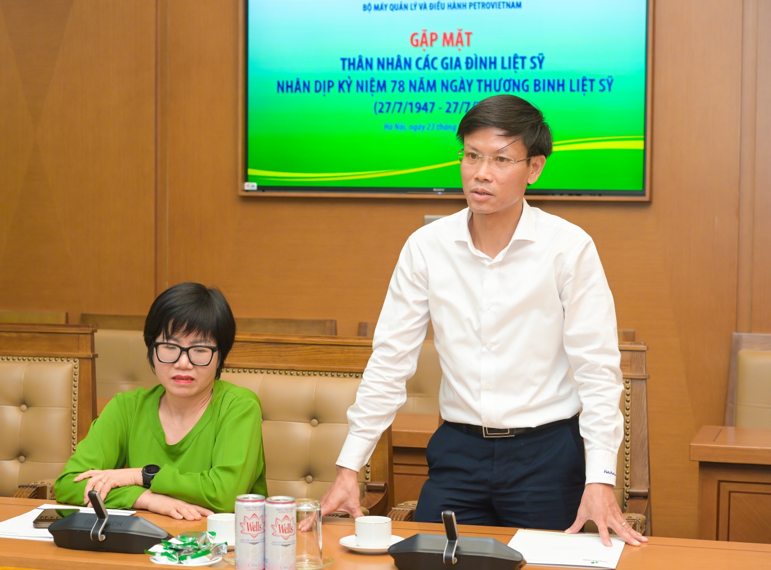 Đồng chí Phí Công Trung, cán bộ Ban Quản trị nguồn nhân lực Tập đoàn chia sẻ tại buổi gặp mặt