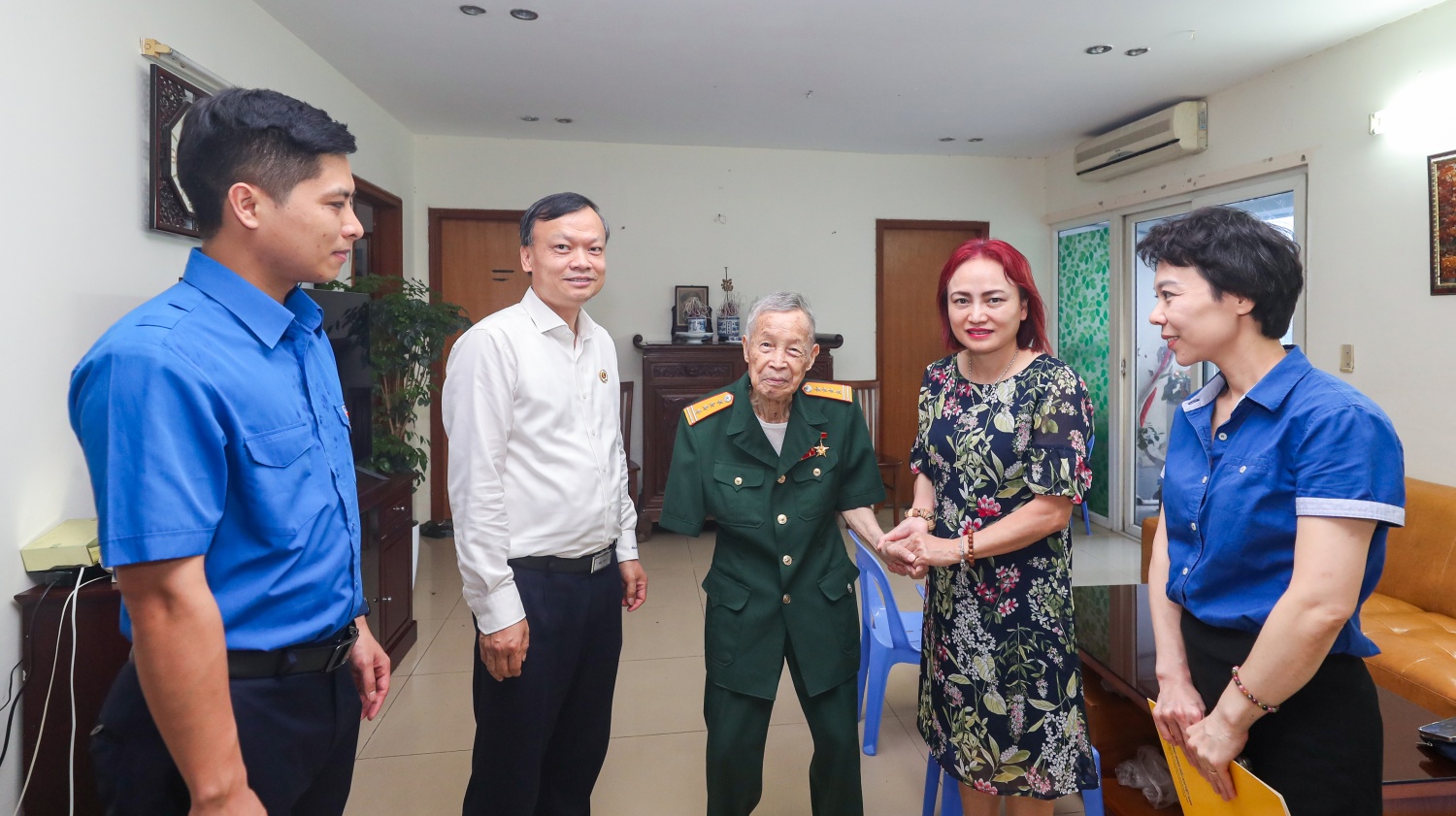 Đoàn công tác Công đoàn và Hội CCB Petrovietnam thăm hỏi và bày tỏ sự tri ân với những hy sinh, đóng góp to lớn của Anh hùng LLVT nhân dân La Văn Cầu vì sự nghiệp giải phóng dân tộc.