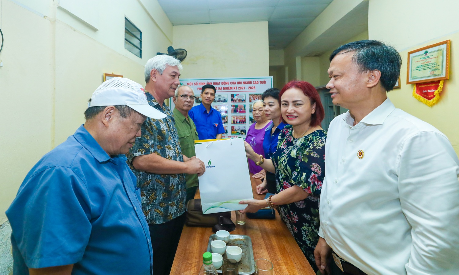 Đồng chí Nghiêm Thùy Lan - Chủ tịch Công đoàn Petrovietnam trao quà hỗ trợ cho các cựu chiến binh tại trụ sở Hội nạn nhân chất độc da cam/dioxin phường Láng Hạ, Hà Nội