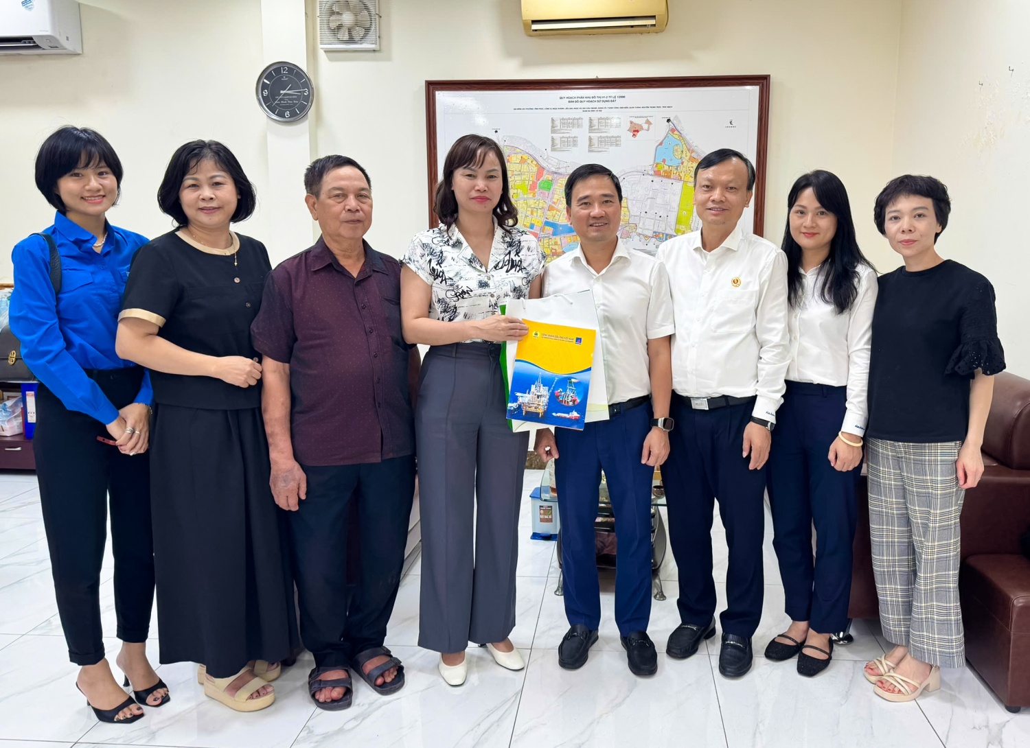 Công đoàn Petrovietnam phối hợp với Hội CCB, Đoàn Thanh niên Tập đoàn trao hỗ trợ các nạn nhân chất độc da cam phường Giảng Võ, Hà Nội