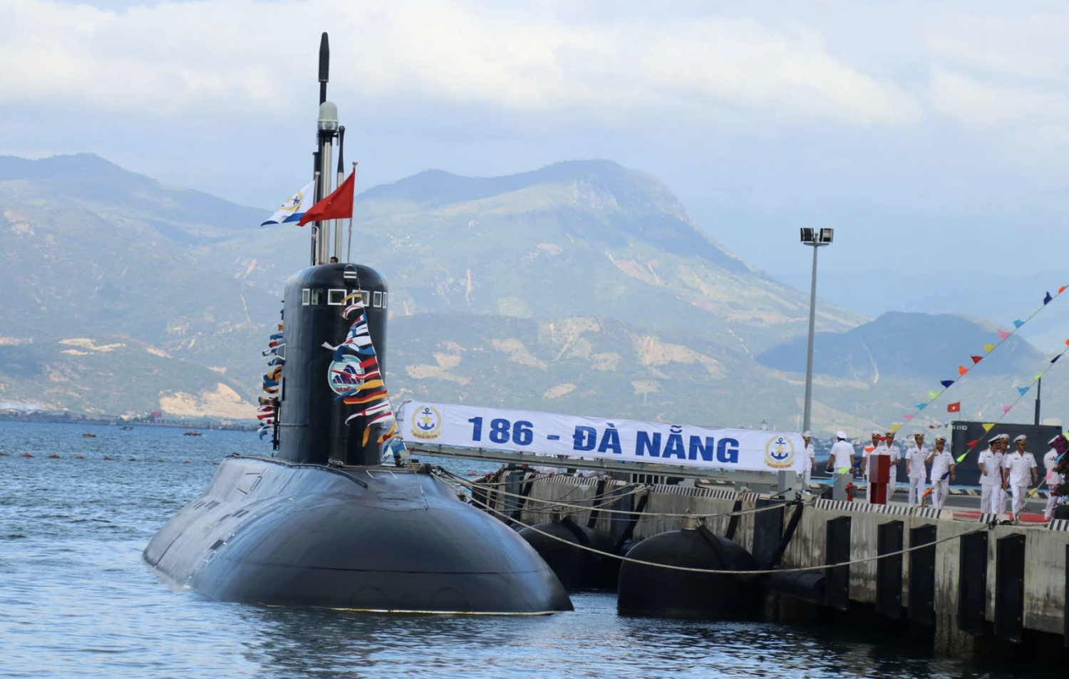 Tàu ngầm Kilo 186 Đà Nẵng đã có 3 năm triển khai sử dụng nhiên liệu đặc chủng sản xuất từ NMLD Dung Quất.