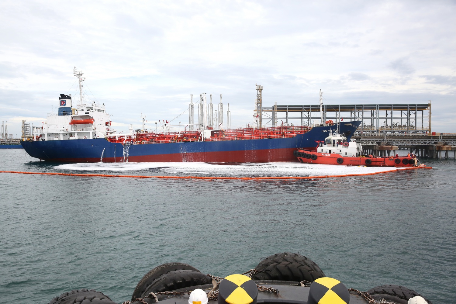 Tàu nhập sản phẩm tại cảng Jetty gặp sự cố tràn dầu (được giả định bằng bọt trắng) và dầu tràn xuống biển tại bến 3&4. Lúc này, bất ngờ phát sinh 1 đám cháy nhỏ ở phía mũi tàu. Tàu ứng phó sự cố lập tức tiếp cận để dập tắt đám cháy và triển khai phao quây dầu, thu gom dầu tràn.