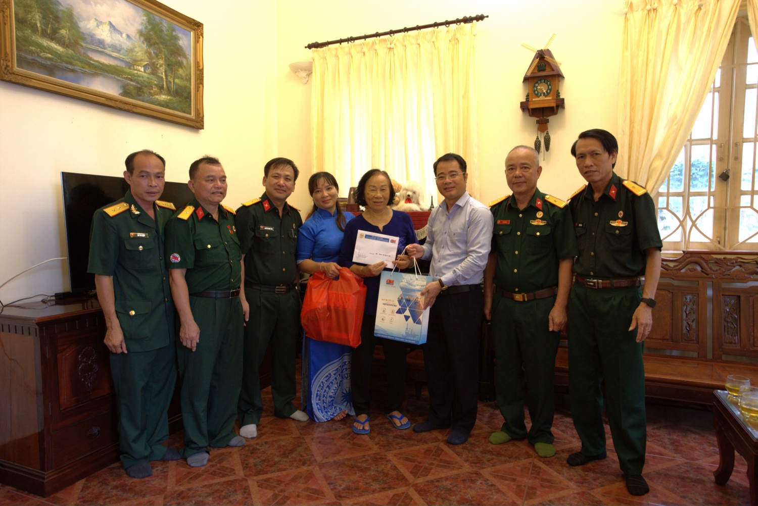 Đại diện tập thể lao động Vietsovpetro trao tặng quà cho thân nhân gia đình liệt sĩ, thương binh, bệnh binh. Đại diện tập thể lao động Vietsovpetro trao tặng quà cho thân nhân gia đình liệt sĩ, thương binh, bệnh binh.