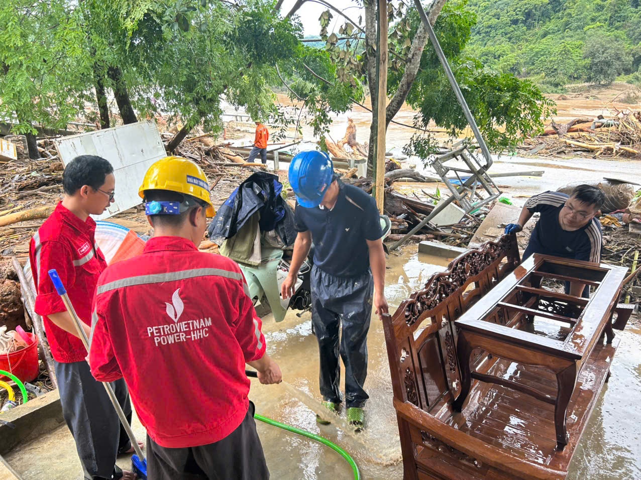 Cán bộ công nhân viên của Nhà máy Thuỷ điện Hủa Na và Nậm Nơn đã nhanh chóng có mặt tại