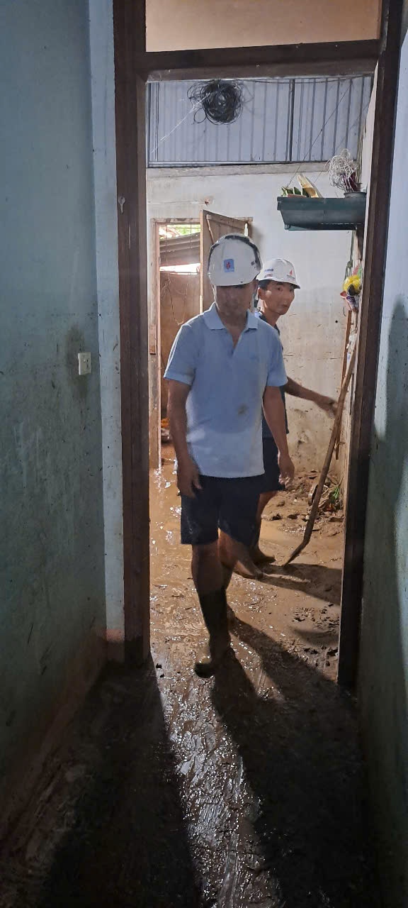 Nhiều nhà dân bị bùn đất phủ kín được công nhân Nhà máy Thuỷ điện Hủa Na và Nậm Nơn dọn dẹp