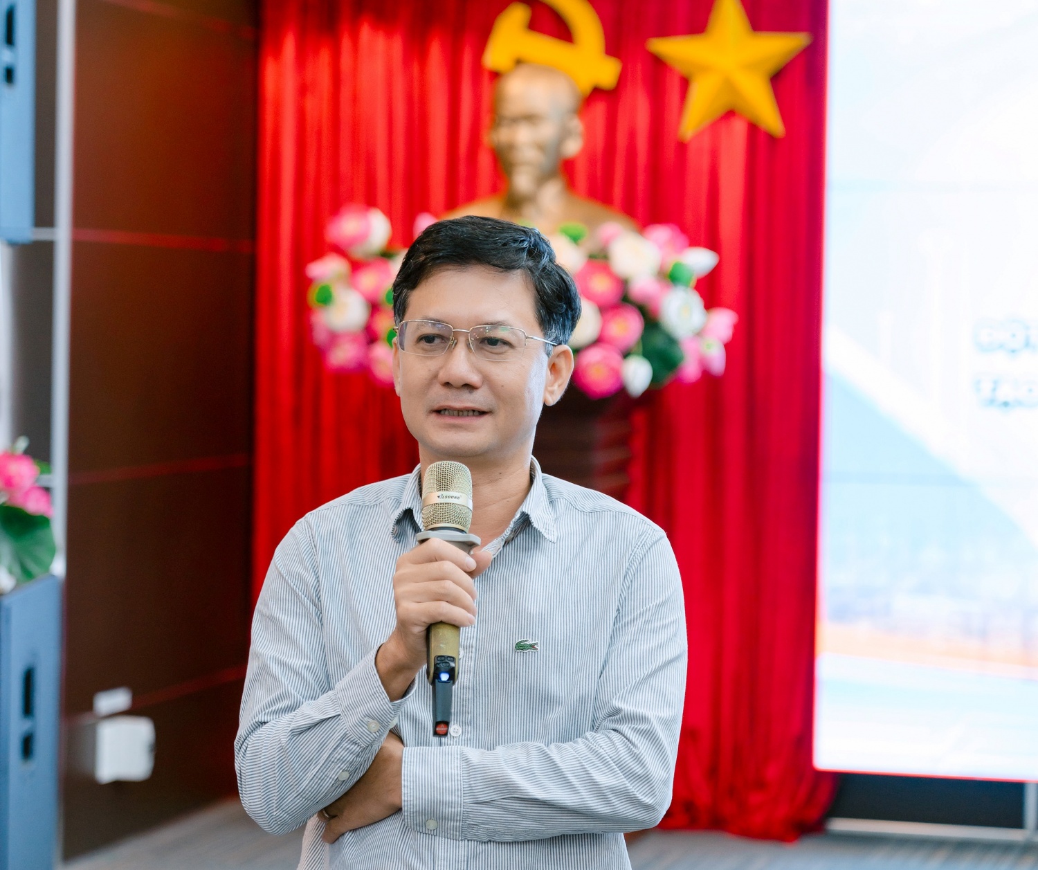 Đồng chí Nguyễn Duy Hải - Đại diện Ban Chấp hành Đảng ủy bộ phận Nhà máy trình bày tại buổi sinh hoạt