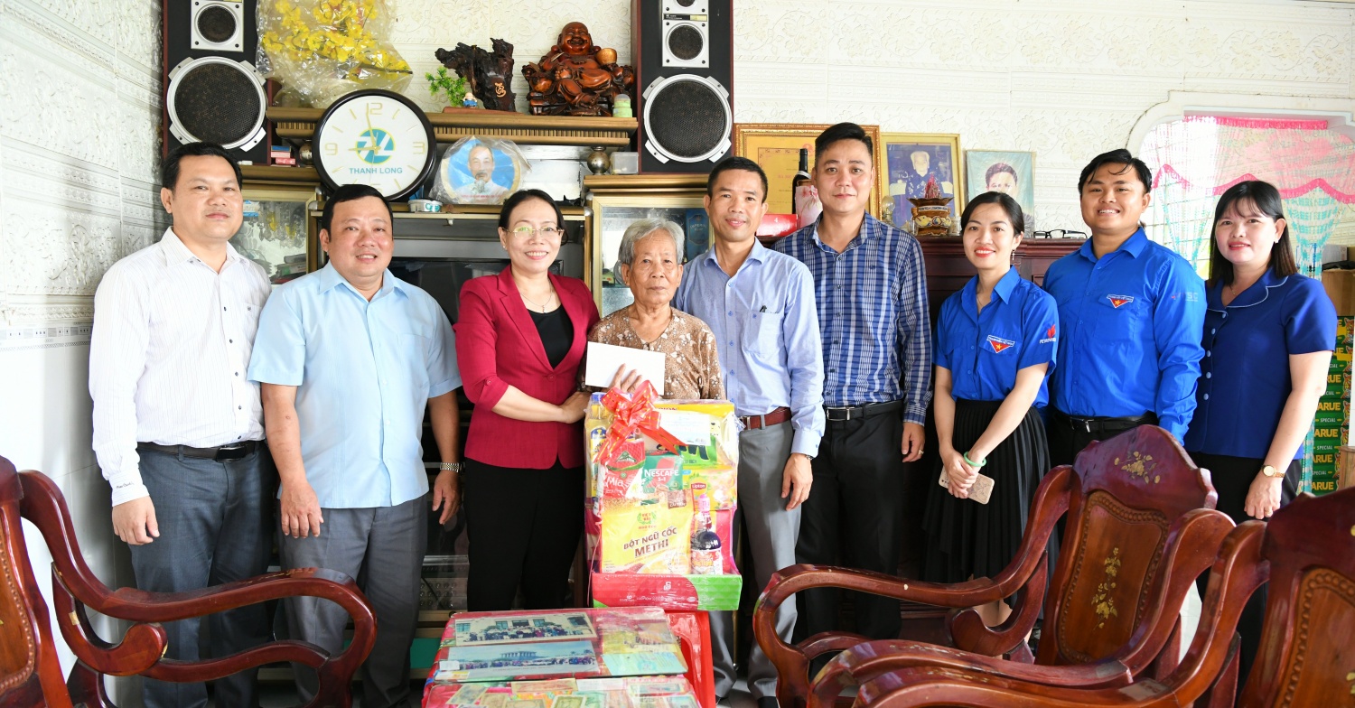 Đồng chí Huỳnh Thị Diễm Ngọc - Thành ủy viên, Bí thư Đảng ủy xã; đồng chí Nguyễn Hồng Phong - Chủ tịch Công đoàn Ban QLDA cùng các đồng chí trong Đoàn đến nhà thăm hỏi và tặng quà Mẹ Việt Nam Anh hùng Đặng Thị Tuyết tại ấp Lợi Đức, xã Đại Ngãi.