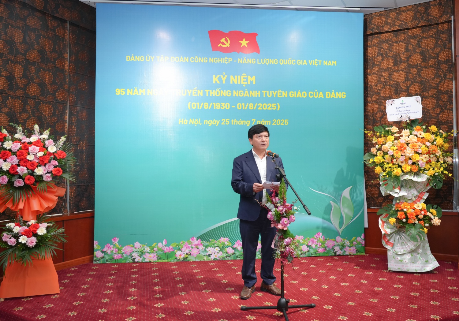 Đồng chí Lê Anh Chiến, Phó Trưởng Ban phụ trách Ban Tuyên giáo và Dân vận Đảng ủy Tập đoàn khẳng định công tác tuyên giáo luôn là cầu nối giữa Đảng và nhân dân, là lực lượng tiên phong trong định hướng tư tưởng, tạo đồng thuận, giữ vững niềm tin trong Đảng, trong dân.