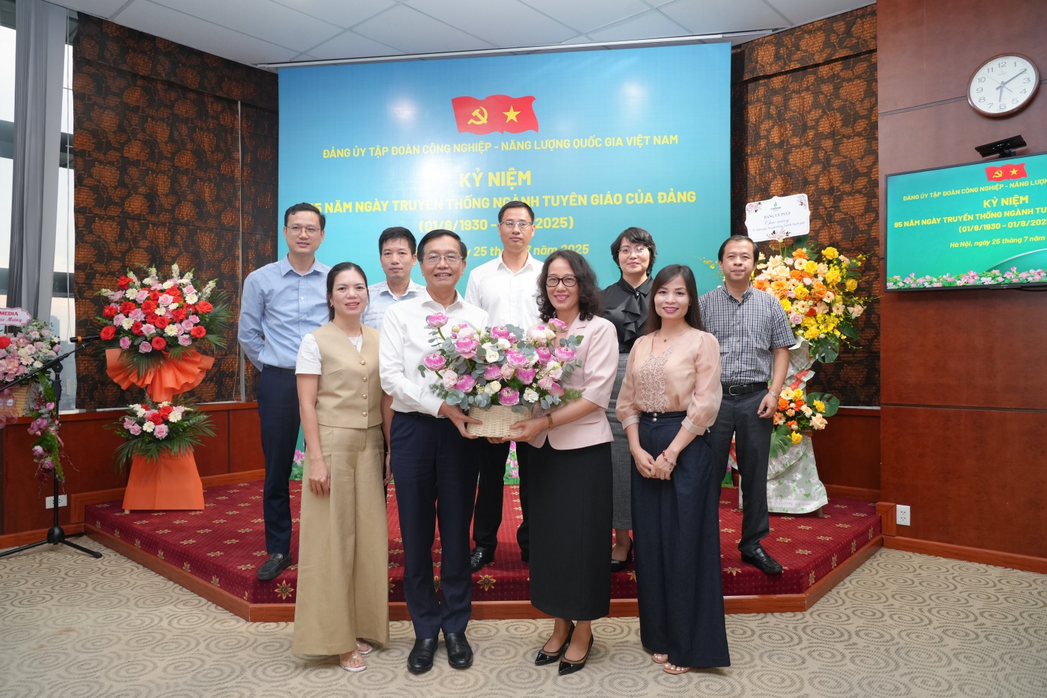 Đồng chí Trần Quang Dũng - Phó Bí thư thường trực Đảng ủy Petrovietnam tặng hoa chúc mừng các đồng chí Ban Tuyên giáo và Dân vận Đảng ủy Chính phủ