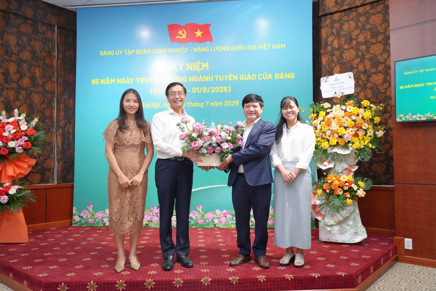 Lãnh đạo Petrovietnam tặng hoa tri ân các đồng chí Ban Tuyên giáo và Dân vận Đảng ủy Tập đoàn