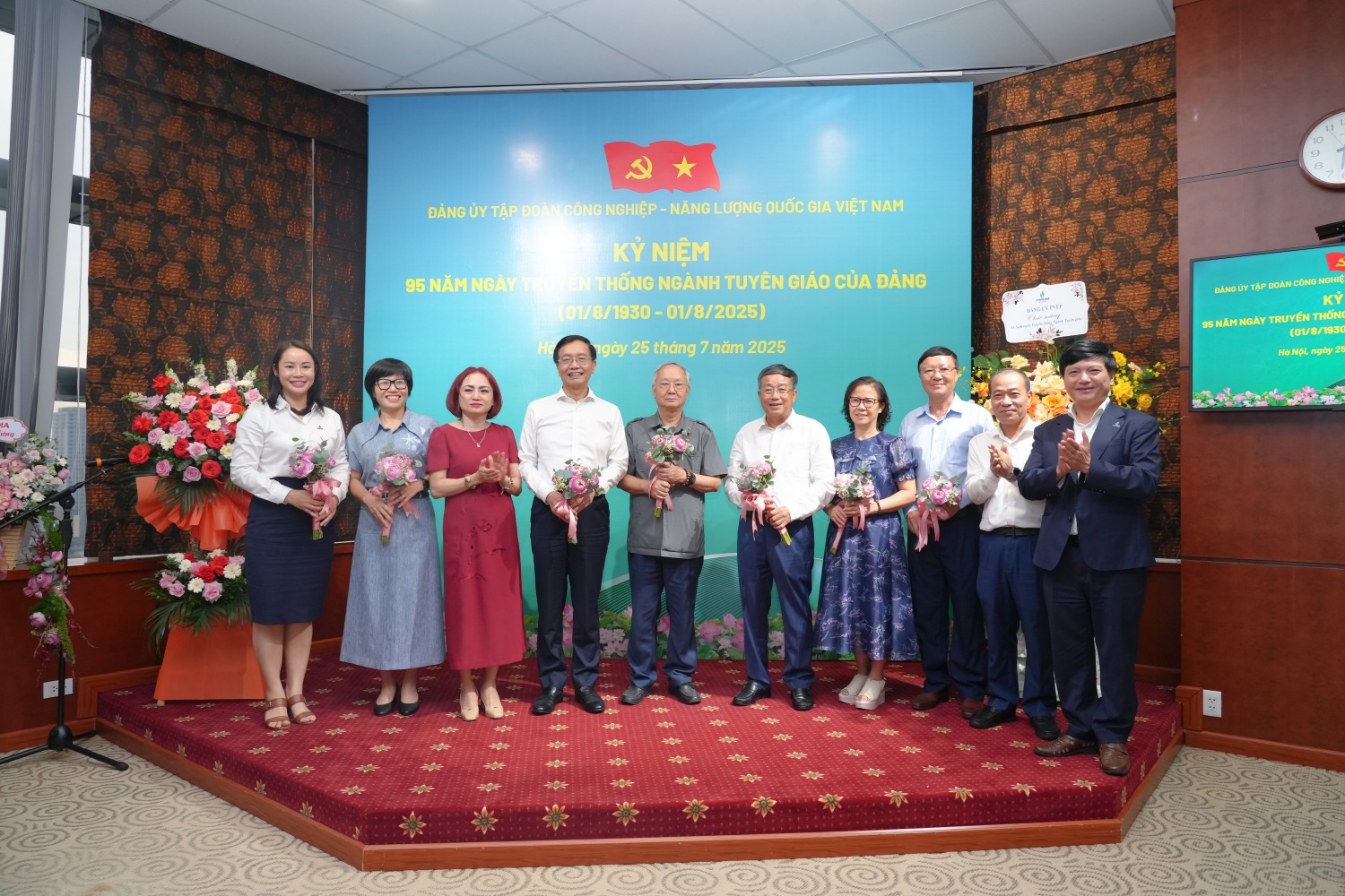 Lãnh đạo Petrovietnam tặng hoa tri ân đến các Trưởng, Phó Ban Tuyên giáo Đảng ủy Tập đoàn các thời kỳ